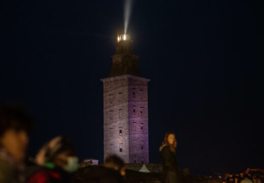A Torre de Hércules ilumínase de morado con motivo da andaina solidaria #ImportaEMoito, impulsada co gallo do 8-M